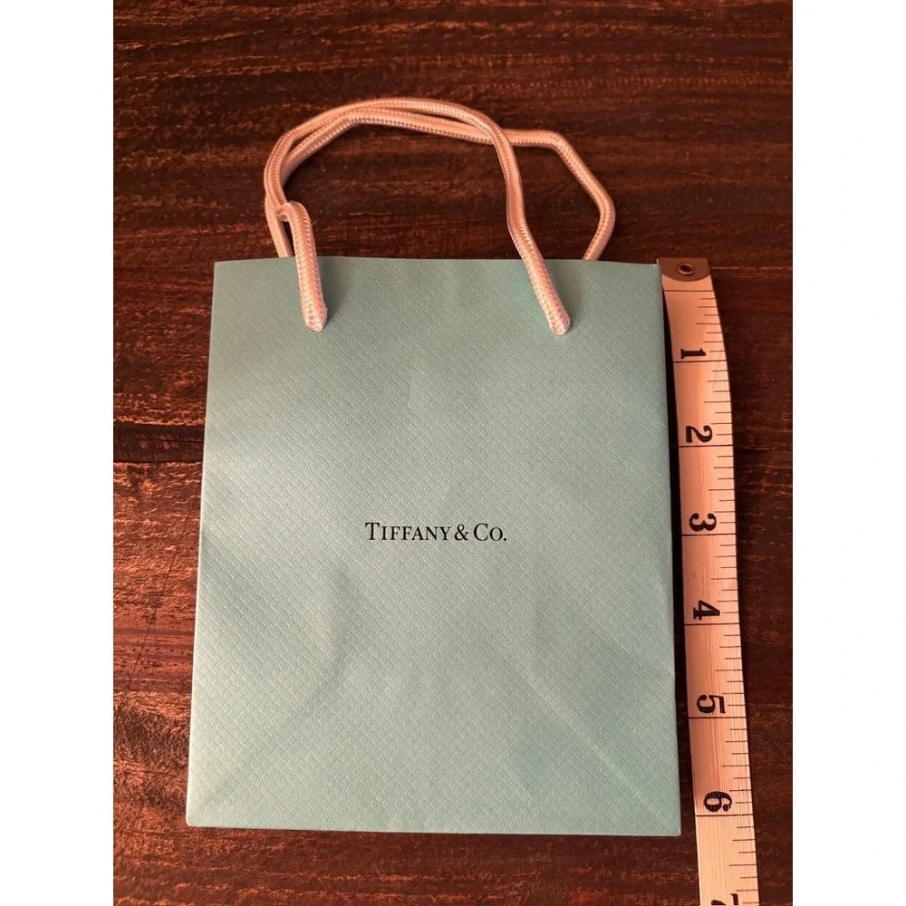 TIFFANY & Co. 5